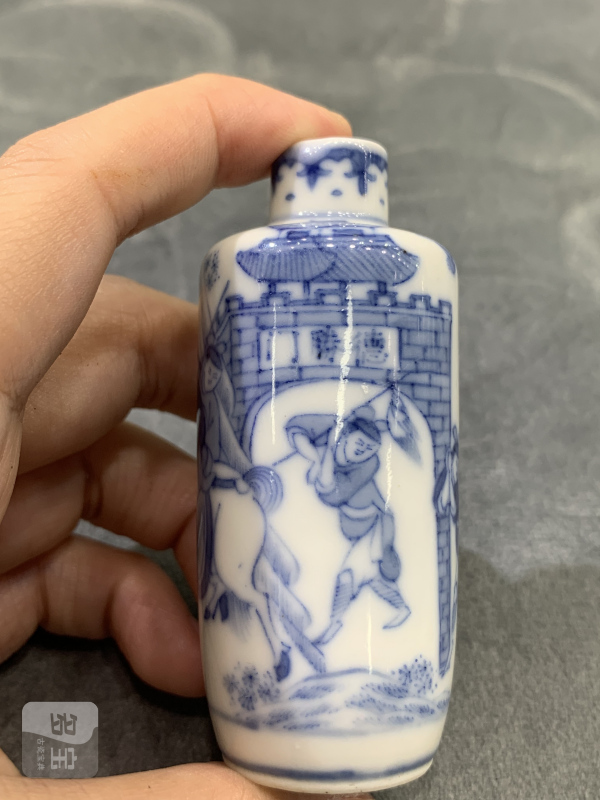 清晚期青花旗开得胜人物故事纹鼻烟壶 - 图4